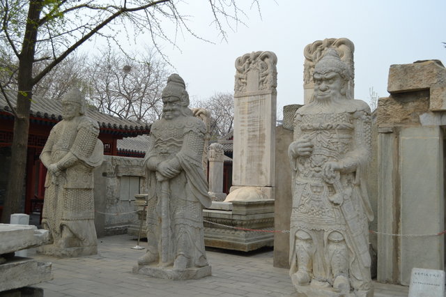 памятники буддийским монахам